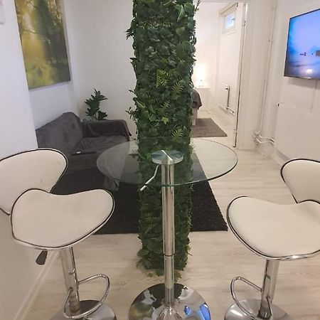 Beautiful Basement Apartment, Very Private And Close To The Metro สต็อกโฮล์ม ภายนอก รูปภาพ
