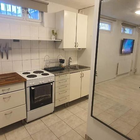 Beautiful Basement Apartment, Very Private And Close To The Metro สต็อกโฮล์ม ภายนอก รูปภาพ