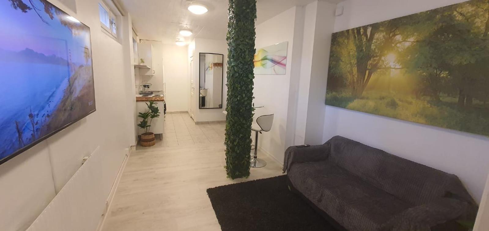 Beautiful Basement Apartment, Very Private And Close To The Metro สต็อกโฮล์ม ภายนอก รูปภาพ