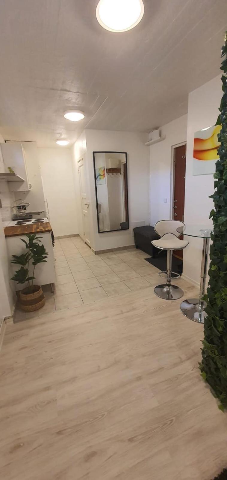 Beautiful Basement Apartment, Very Private And Close To The Metro สต็อกโฮล์ม ภายนอก รูปภาพ