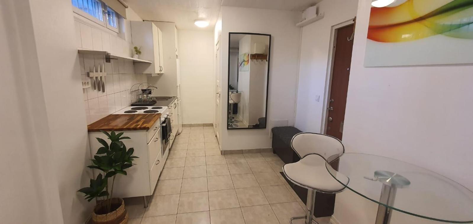 Beautiful Basement Apartment, Very Private And Close To The Metro สต็อกโฮล์ม ภายนอก รูปภาพ
