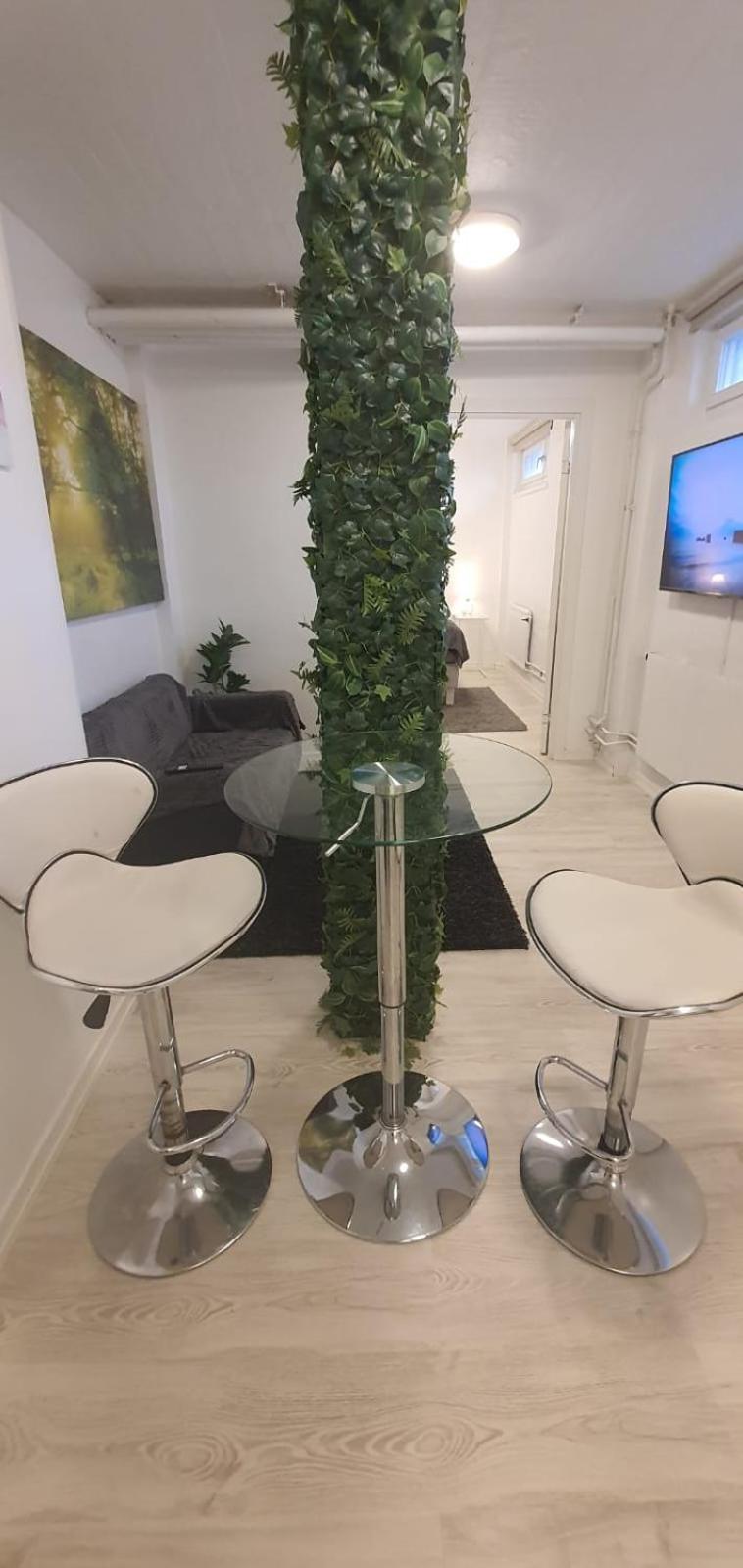 Beautiful Basement Apartment, Very Private And Close To The Metro สต็อกโฮล์ม ภายนอก รูปภาพ