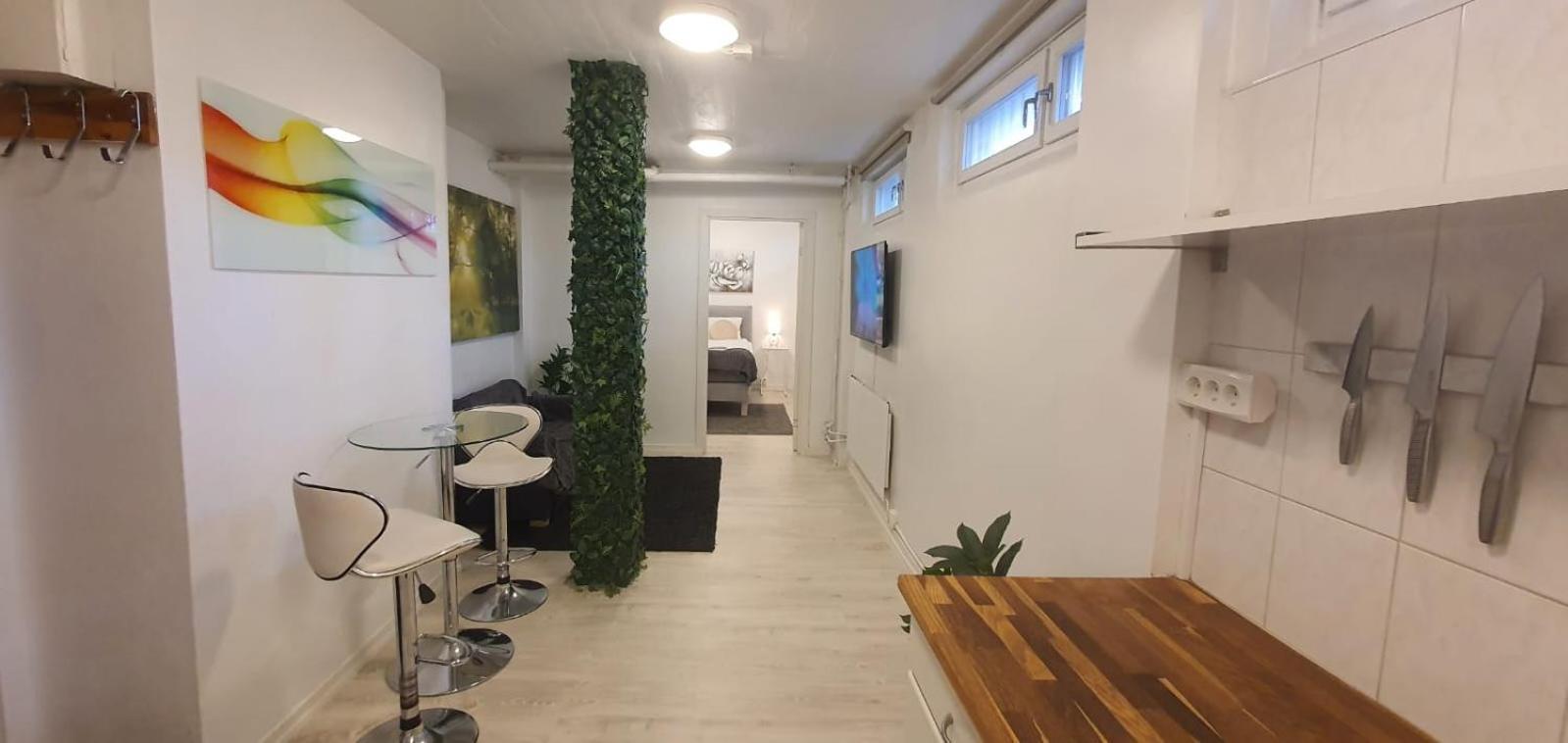 Beautiful Basement Apartment, Very Private And Close To The Metro สต็อกโฮล์ม ภายนอก รูปภาพ