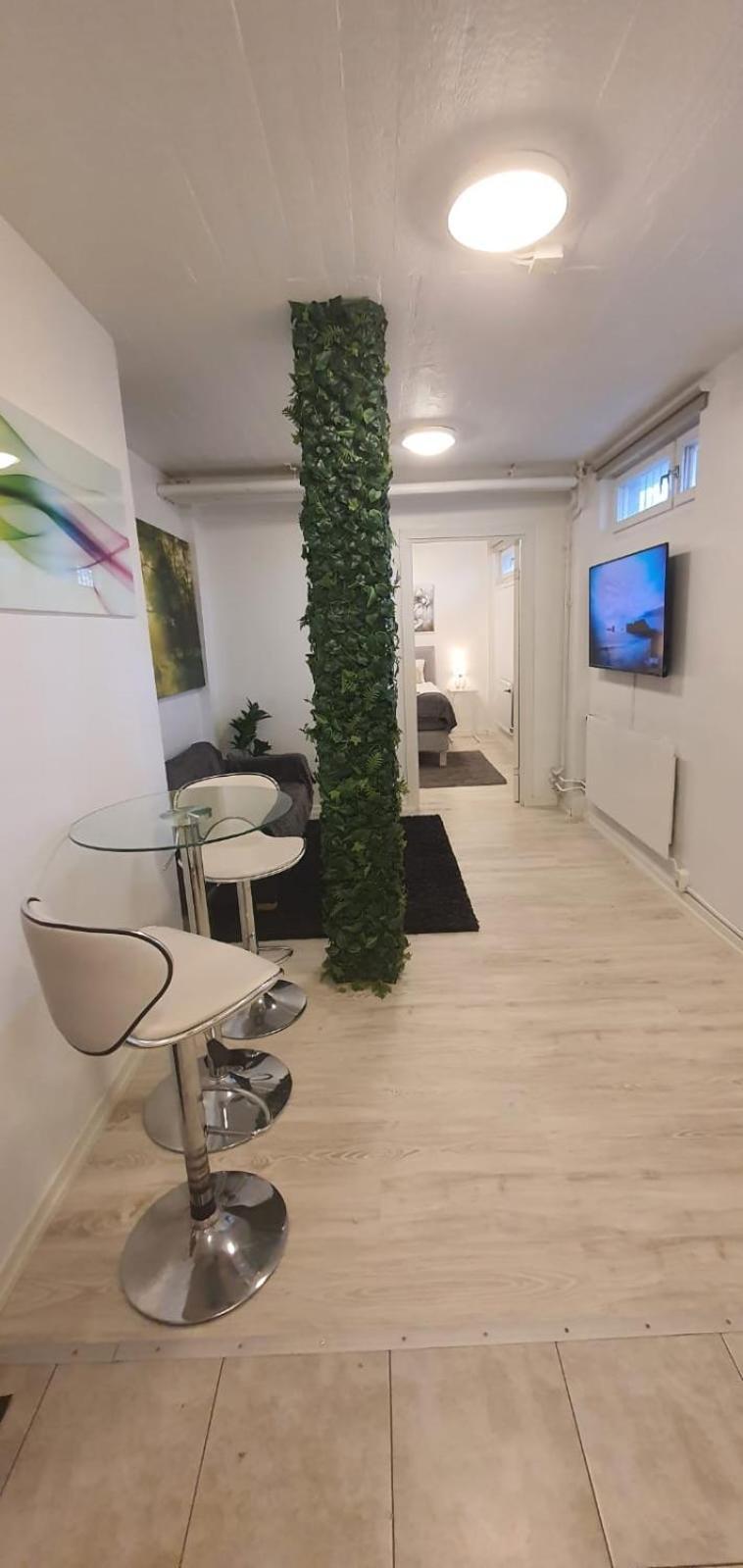 Beautiful Basement Apartment, Very Private And Close To The Metro สต็อกโฮล์ม ภายนอก รูปภาพ